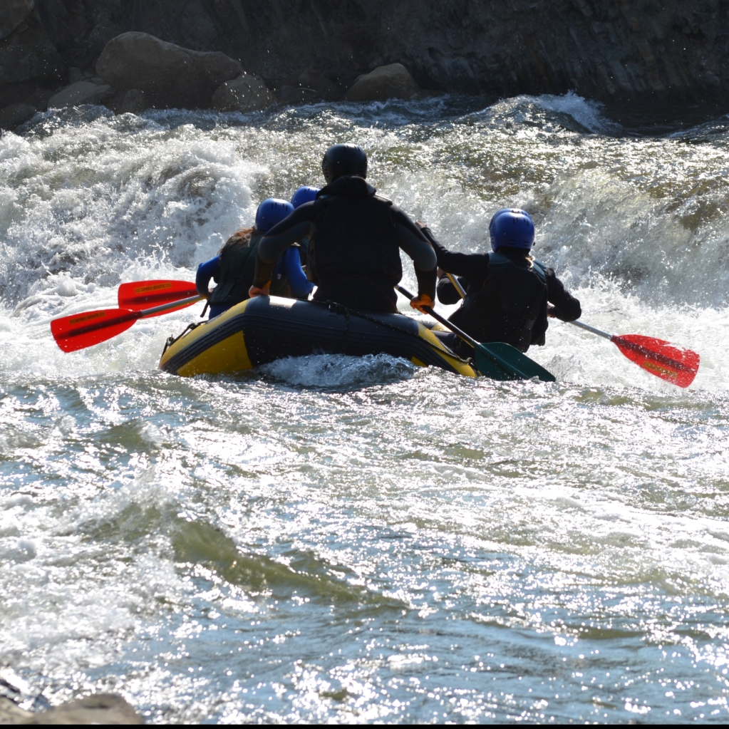 echipaj de rafting pe apa